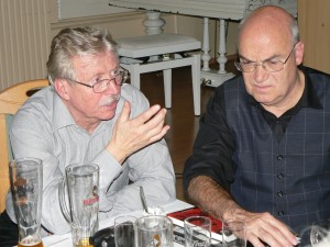 Zwei Kriminalia-Freunde im Gespräch - die Sachbuchautoren Wolfgang Krüger (links) und Armin Rütters 